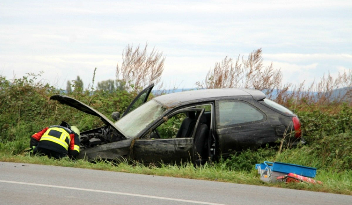 Kod Požege sletio autom u jarak, suvozačica završila u bolnici