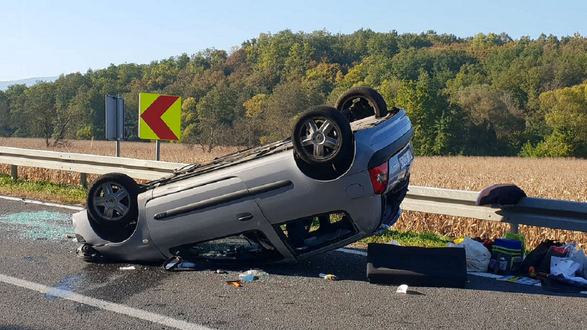 Kod Požege se sudarili auto i kombi, ozlijeđene tri osobe