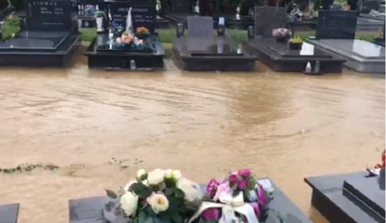 VIDEO Poplavljeno groblje u Požegi