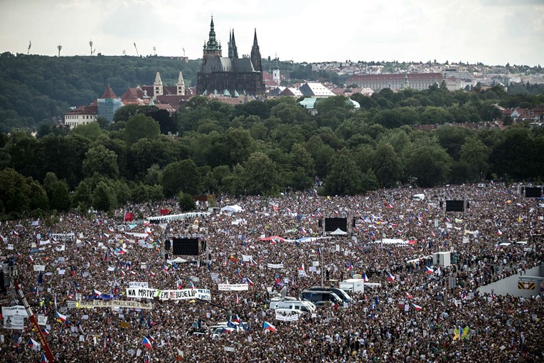 Stotine tisuća Čeha izašle na ulice Praga, traže smjenu premijera