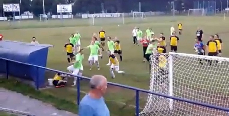 VIDEO Neviđena tučnjava na utakmici veterana u Prečkom