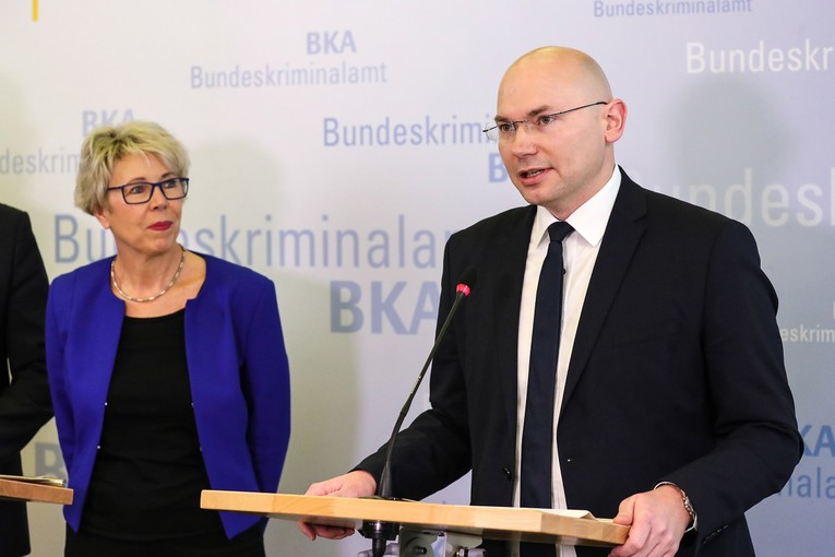 Haker koji je objavio tajne podatke o Merkel ima 20 godina, kaže da je bio ljut