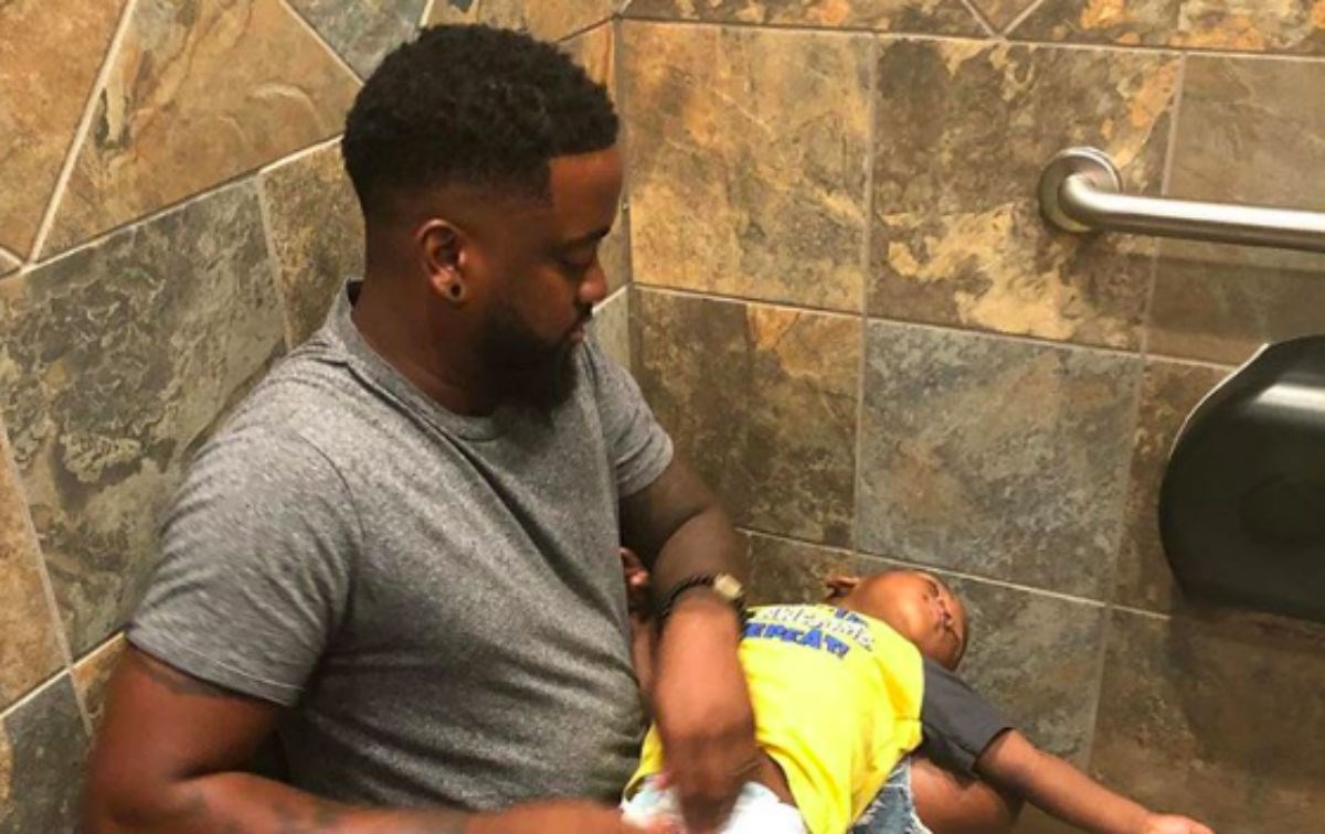 Ova fotografija dokazuje da i tate trebaju prematalice u WC-ima