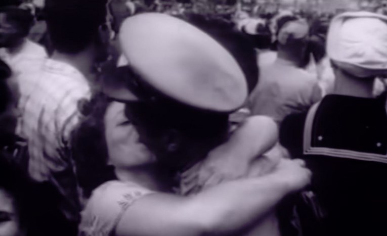 Umro mornar s kultne fotografije iz 1945.: "Samo ju je zgrabio i poljubio"