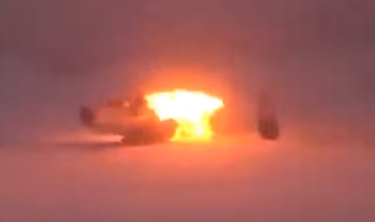 VIDEO Ruski bombarder se pri slijetanju prepolovio i eksplodirao
