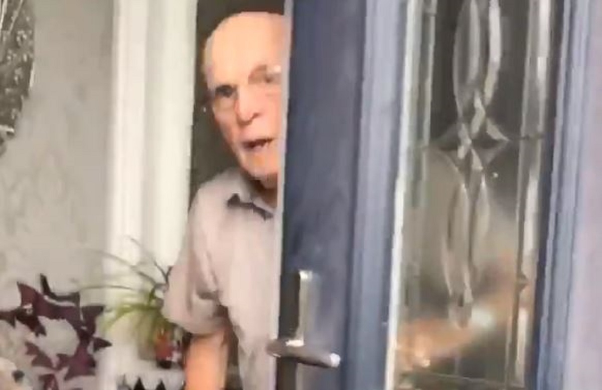 Cura snimala djedovu reakciju svaki put kad joj otvara vrata, snimka je hit