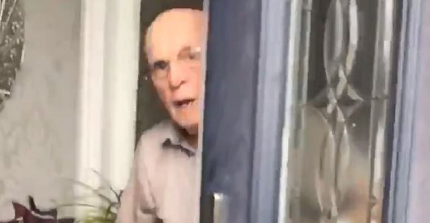 Cura snimala djedovu reakciju svaki put kad joj otvara vrata, snimka je hit