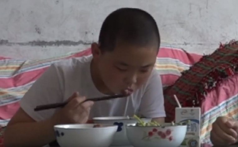 11-godišnji dječak jede pet puta dnevno, a razlog bi vam mogao slomiti srce
