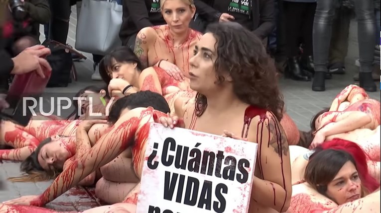 Aktivistkinje za prava životinja se skinule gole i zalile bojom u Barceloni