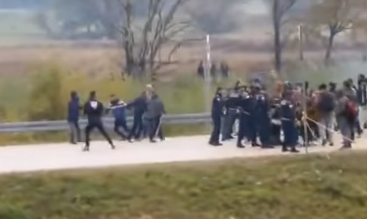 VIDEO Pogledajte trenutak u kojem su migranti probili policijski kordon