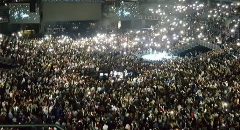 Zagrebačka Arena sinoć je bila krcata: Molili za domovinu i pjevali o Isusu
