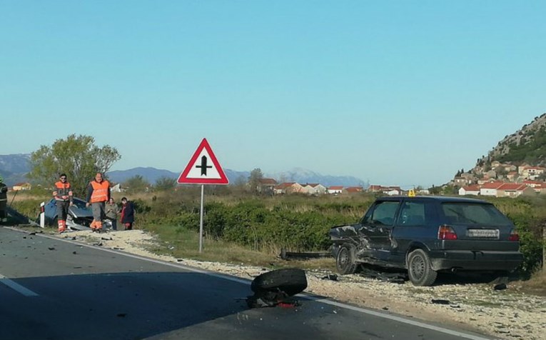 Teška prometna kod Metkovića, četvero ozlijeđenih. Policija objavila detalje