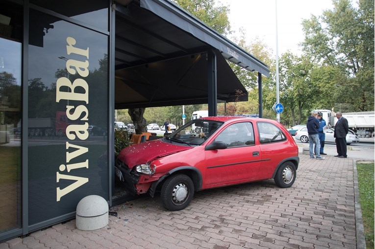 FOTO Nesreća u Zagrebu: Nakon sudara s kamionom, auto udario u kafić