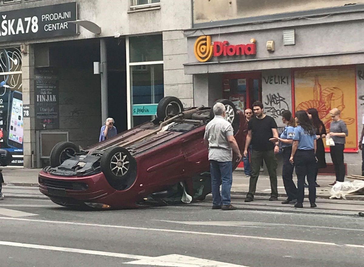 Auto se u Vlaškoj u Zagrebu prevrnuo na krov, tramvaji ne voze