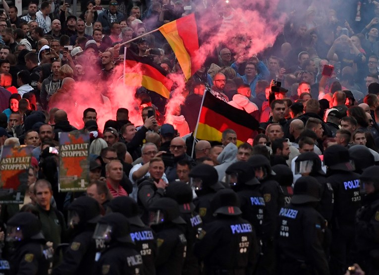 Njemačka policija istražuje prosvjednike zbog nacističkog pozdrava u Chemnitzu