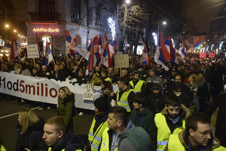 Šire se prosvjedi protiv Vučića, tisuće marširale u četiri srpska grada