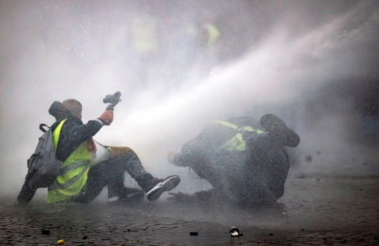 Prosvjed Žutih prsluka zabranjen u centru Pariza