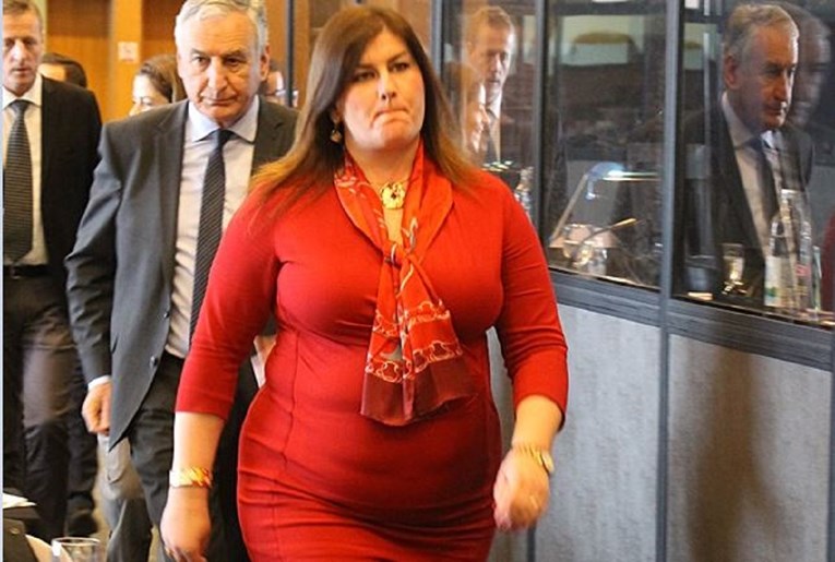 U crvenu pripijenu haljinu ministrice Žalac teško je bilo ne gledati