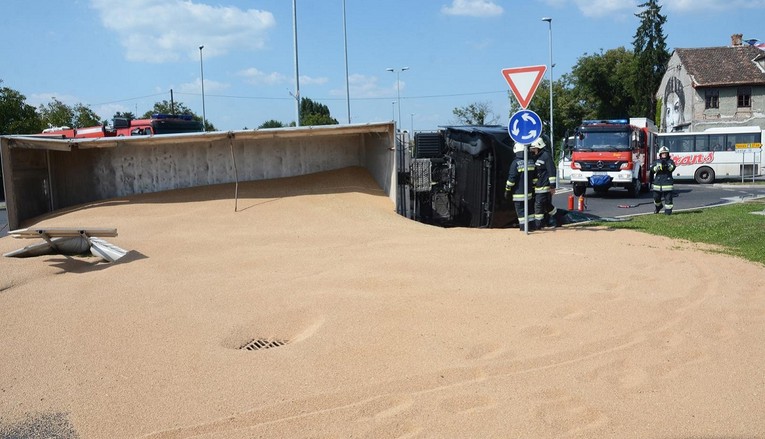 U Sisku se prevrnuo kamion pun pšenice, cesta se jedva vidjela