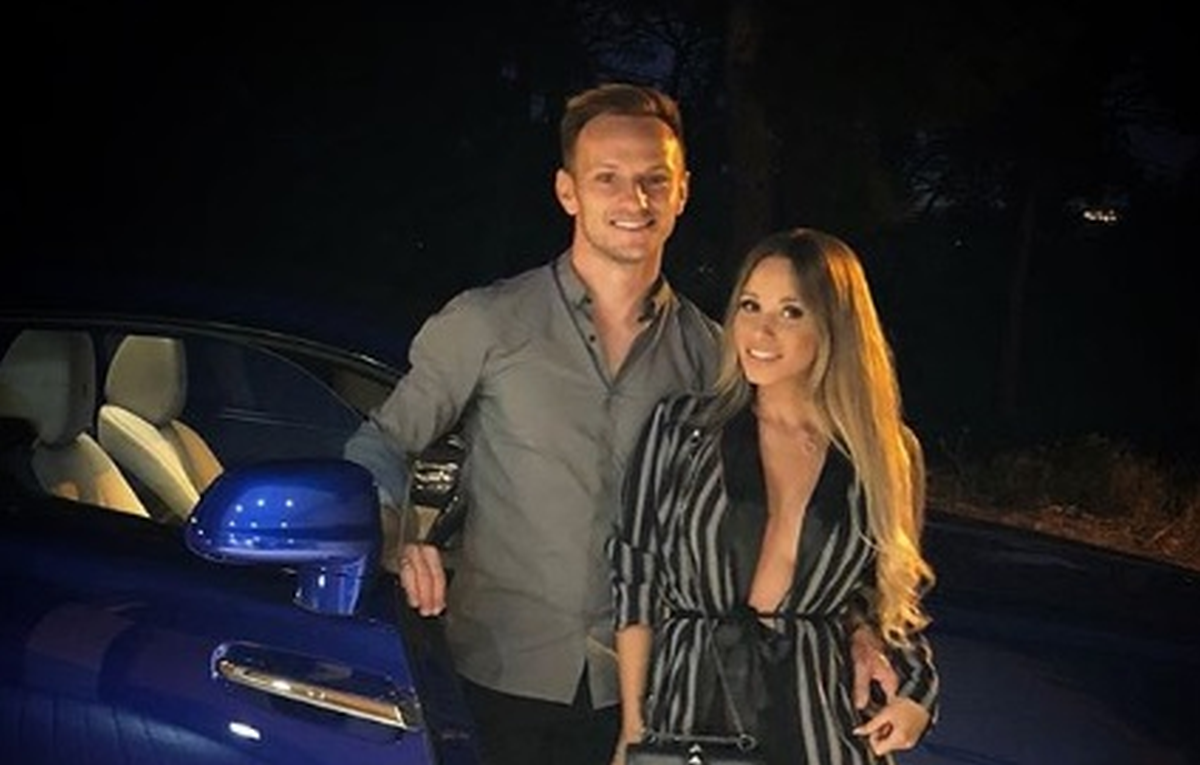 Rakitić pozirao sa ženom, no pažnju ukrala zvijer od dva milijuna kuna iza njih