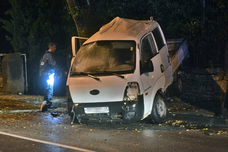 Teška nesreća u Puli: Mladi vozač se zabio u stablo i zid, umro je u bolnici