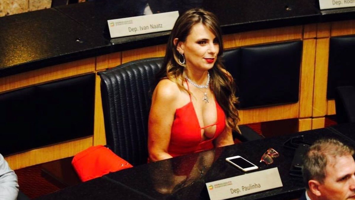 Baš svi na sjednici skupštine su gledali bujne grudi atraktivne političarke