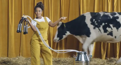 Bizarna reklama koja "uspoređuje žene s kravama" razbjesnila gledatelje
