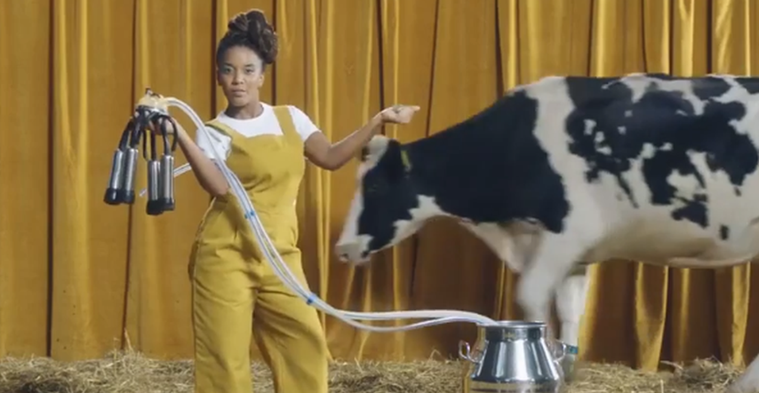 Bizarna reklama koja "uspoređuje žene s kravama" razbjesnila gledatelje