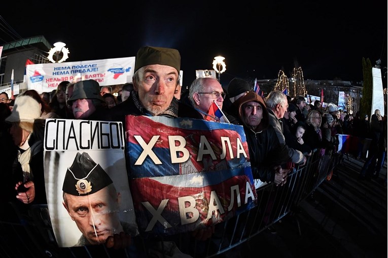 FOTO Srbi ludi za Putinom, mahali mu slikama Vučića, popova, svetaca i četnika