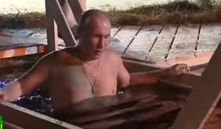 Putin otkrio zašto uvijek nosi križ oko vrata: "Dala mi ga je posebna osoba"