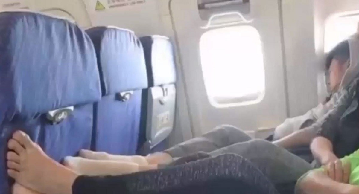 Dignula gola stopala tijekom leta, došla stjuardesa i dogodilo se nešto još gore