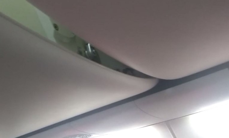 Putnici na letu u panici nakon što su otkrili opasnost koja im vreba iznad glava