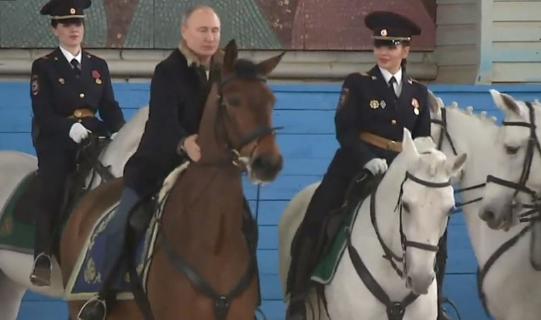 VIDEO Putin u trapericama jaše konja uz policajke uoči Dana žena
