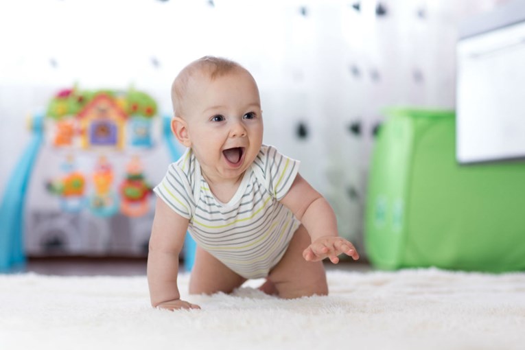 Pedijatar otkriva kada bi bebe trebale početi puzati i kretati se