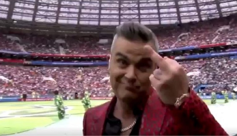 Rusi će kazniti Robbieja Williamsa zbog pokazivanja srednjeg prsta?