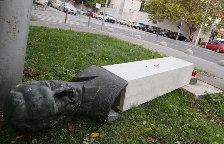 U Splitu srušen spomenik partizanskom heroju Radi Končaru