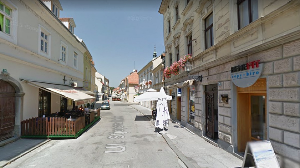 Migranti uhićeni u centru Karlovca nakon što su se ukradenim Golfom zabili u zgradu