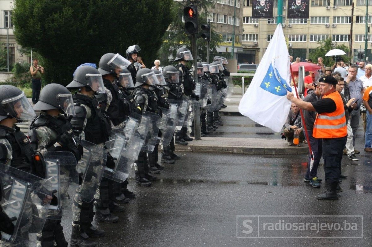 Kaos u Sarajevu, veterani blokirali cestu i razbijaju aute