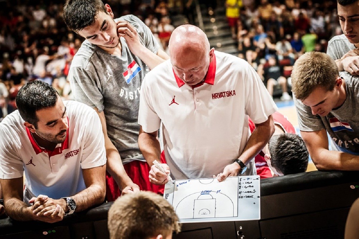 "Klinci, ne trčite za parama, igrači se ne stvaraju na klupi"