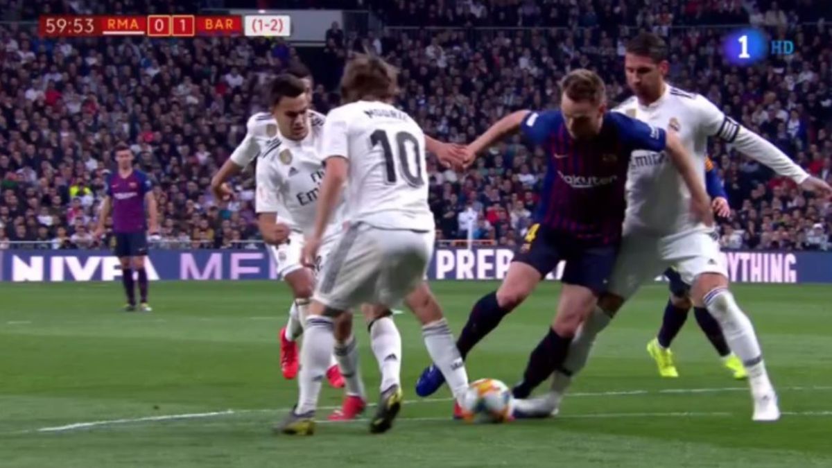 Rakitić pao nakon slaloma pored Modrića i Ramosa. Je li ovo penal?