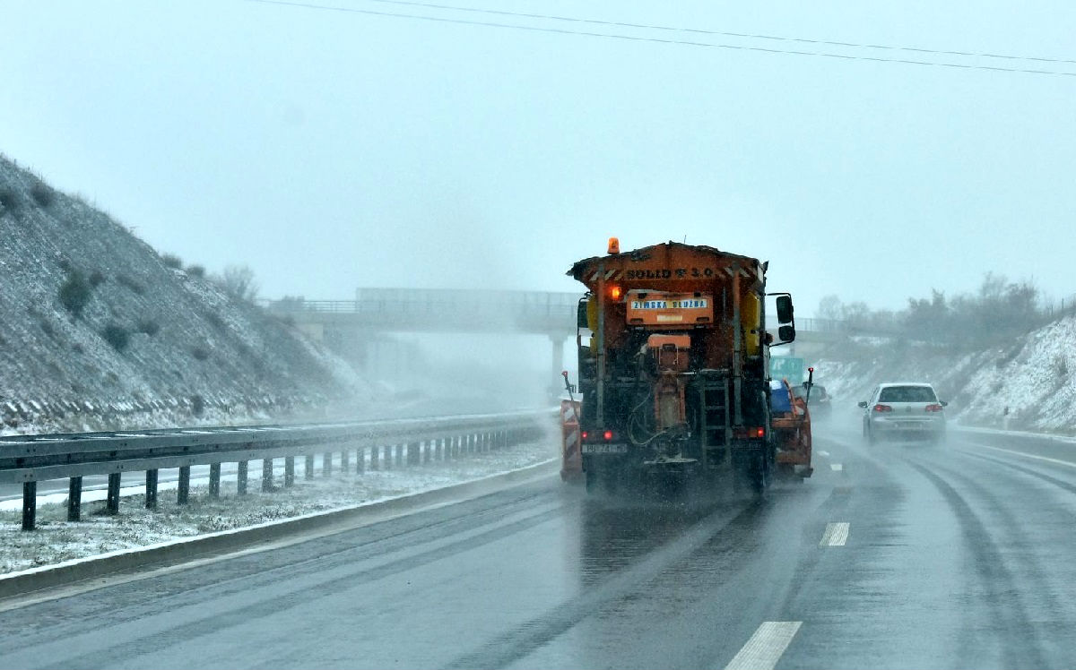 U unutrašnjosti zemlje pada susnježica, ceste su mjestimice mokre i skliske