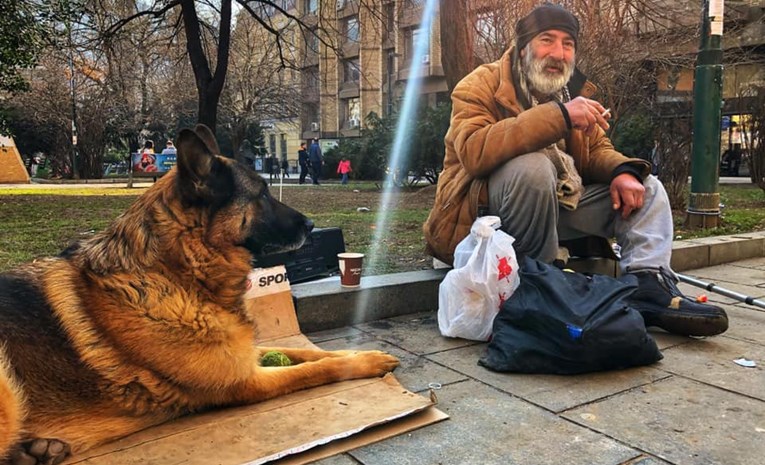 Sarajlija odabrao život na ulici sa psom, za njega su ministri bogati nesretnici