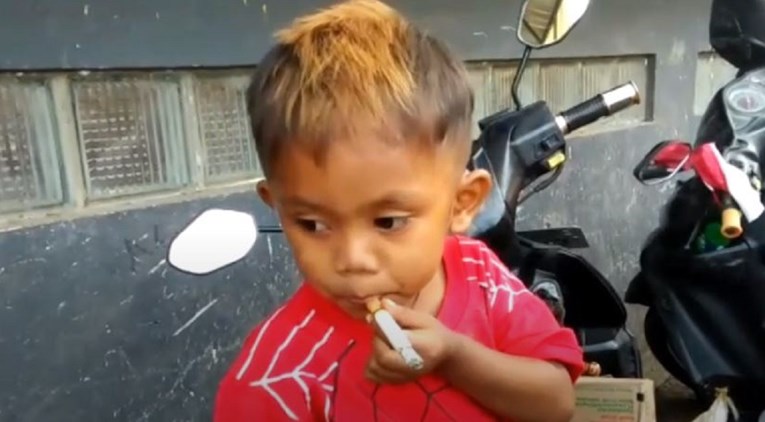 Dvogodišnjak puši 40 cigareta dnevno, kupuje mu ih mama