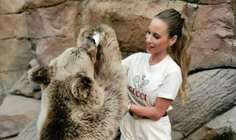 Rakitićeva Raquel markirana od glave do pete hranila medvjeda u Dubaiju