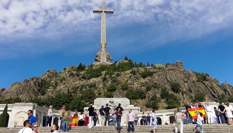 Tisuće Španjolaca posjećuju grob diktatora Franca prije nego što ga premjeste