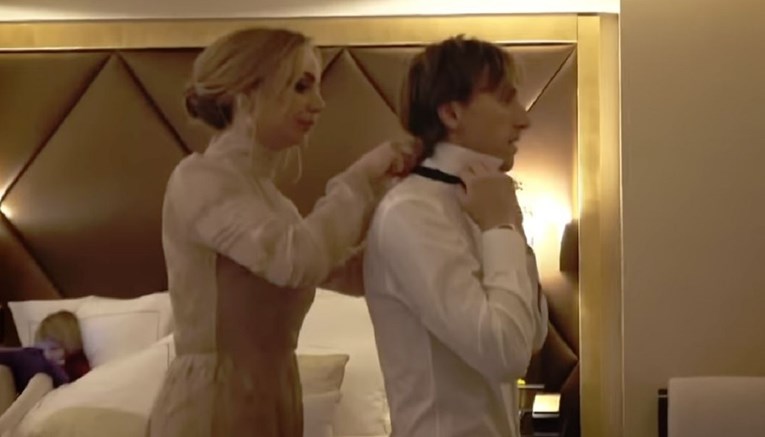 "Iza scene": Pogledajte kako su izgledale Modrićeve pripreme za dodjelu u Parizu