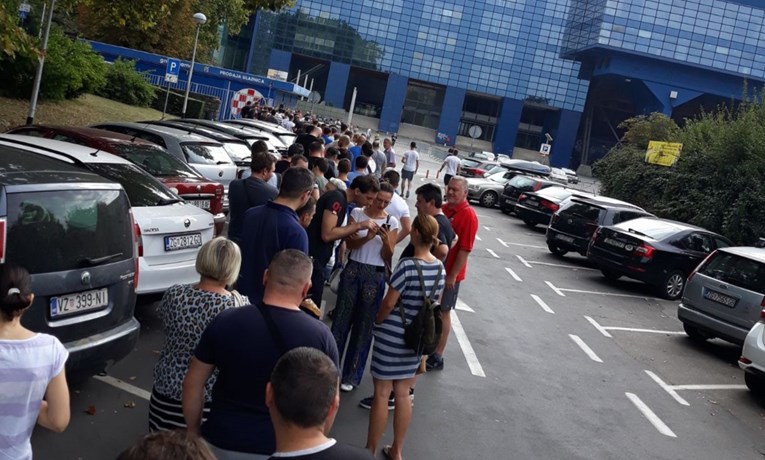 Dinamo utakmicu sezone igra na rasprodanom Maksimiru: I danas redovi za ulaznice