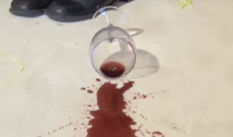 Pomaže li bijelo vino u uklanjanju mrlja od crnog? Odgovor će vas iznenaditi