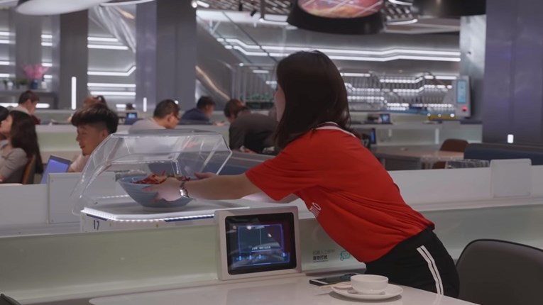 Roboti zamjenjuju konobare u kineskim restoranima