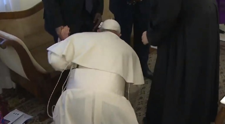 VIDEO Papa Franjo ljubio stopala vođama Južnog Sudana